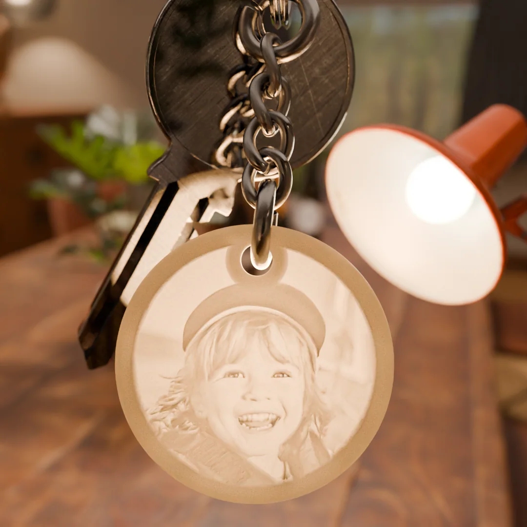 Ein personalisierter Glimery Foto-Schlüsselanhänger wird von warmem Licht sichtbar gemacht