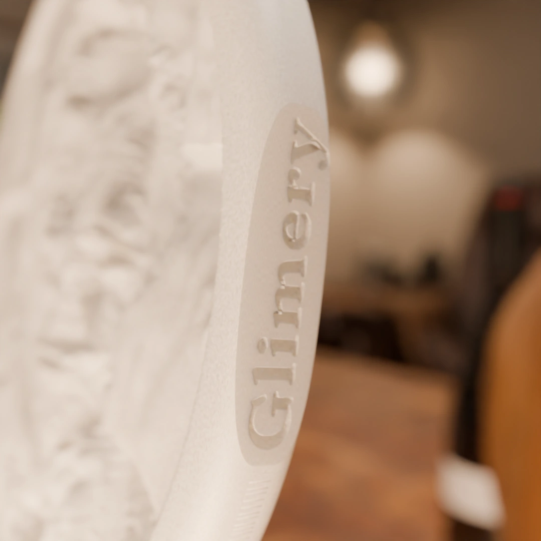 Glimery round photo keychain, close-up of the Glimery engraving in the edge.