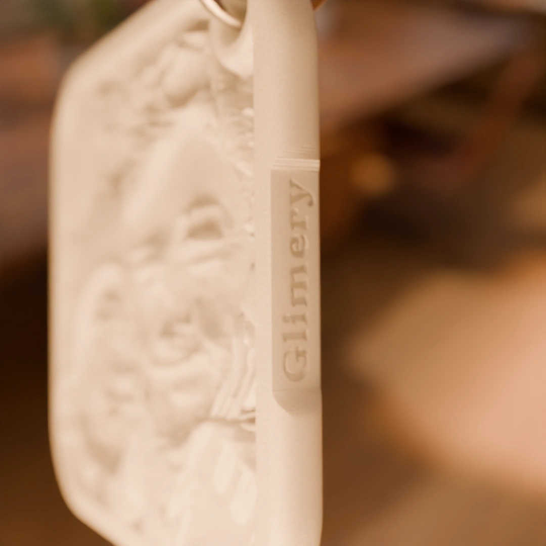Glimery square photo keychain, close-up of the Glimery engraving in the edge.