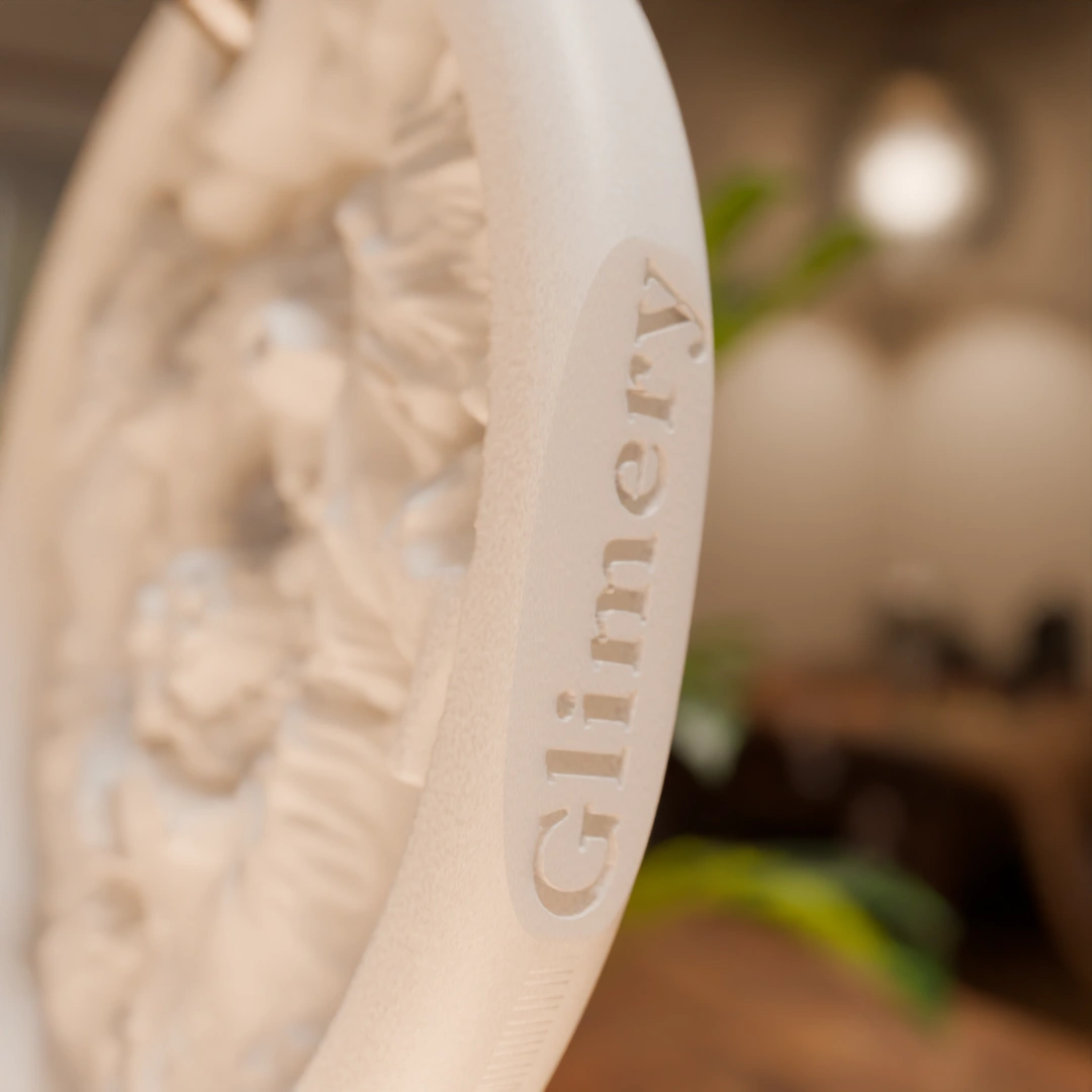 Glimery round photo keychain, close-up of the Glimery engraving in the edge.