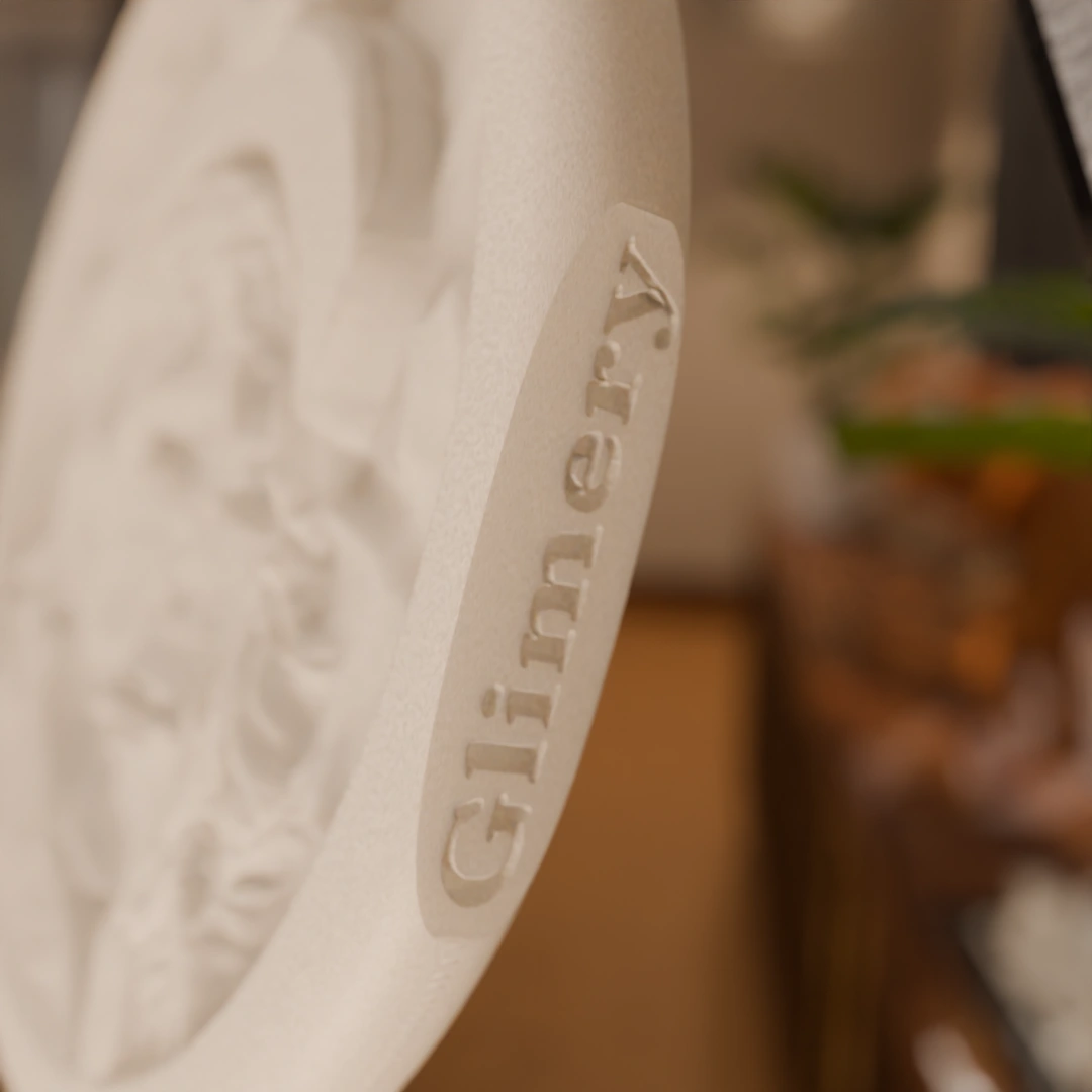 Glimery round photo keychain, close-up of the Glimery engraving in the edge.