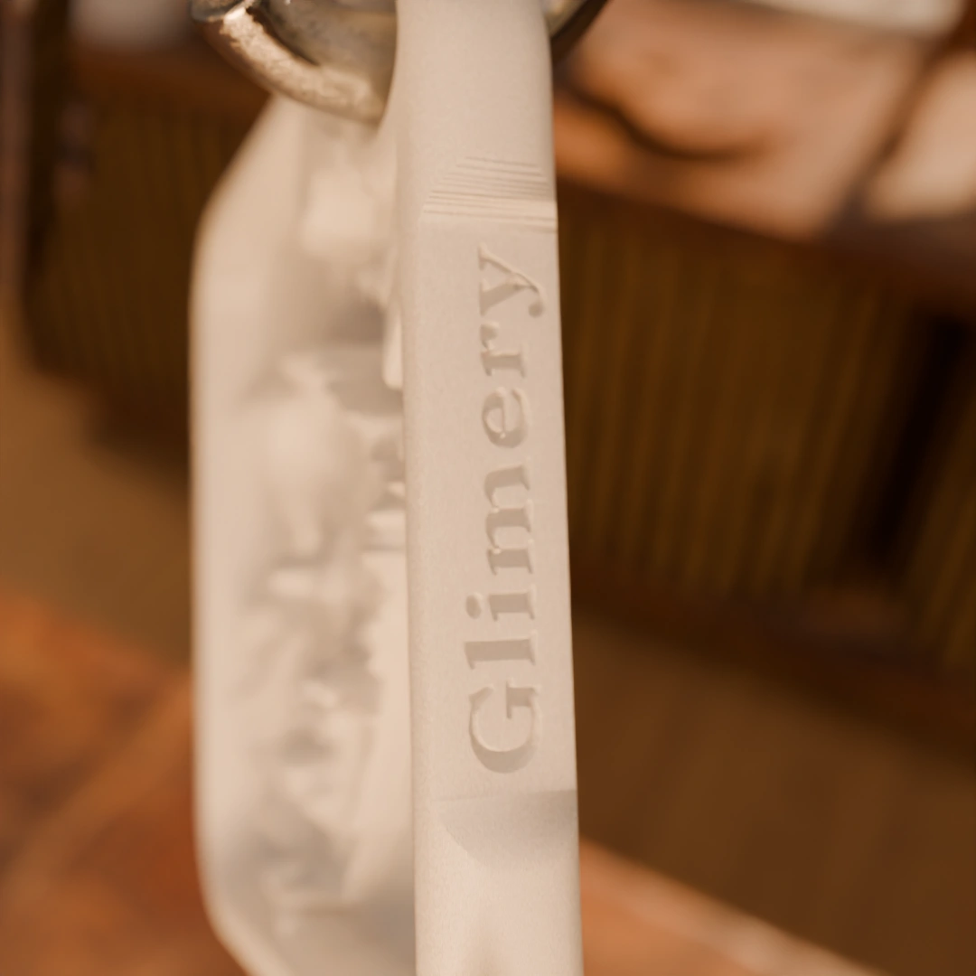 Glimery square photo keychain, close-up of the Glimery engraving in the edge.